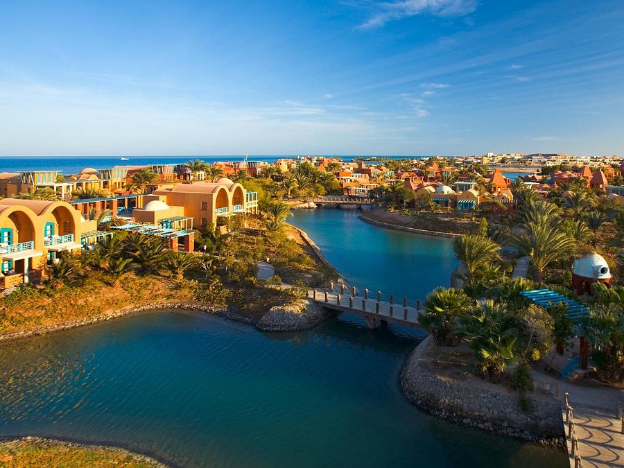 Das Sheraton Resort ist die perfekte Wahl unter den Hotels in El Gouna für diejenigen, die Hotels im arabischen und nubisch-ägyptischen Stil suchen. Das Hotel liegt 41,2 km vom internationalen Flughafen Hurghada und 4,8 km vom Slider Cable Park . entfernt.