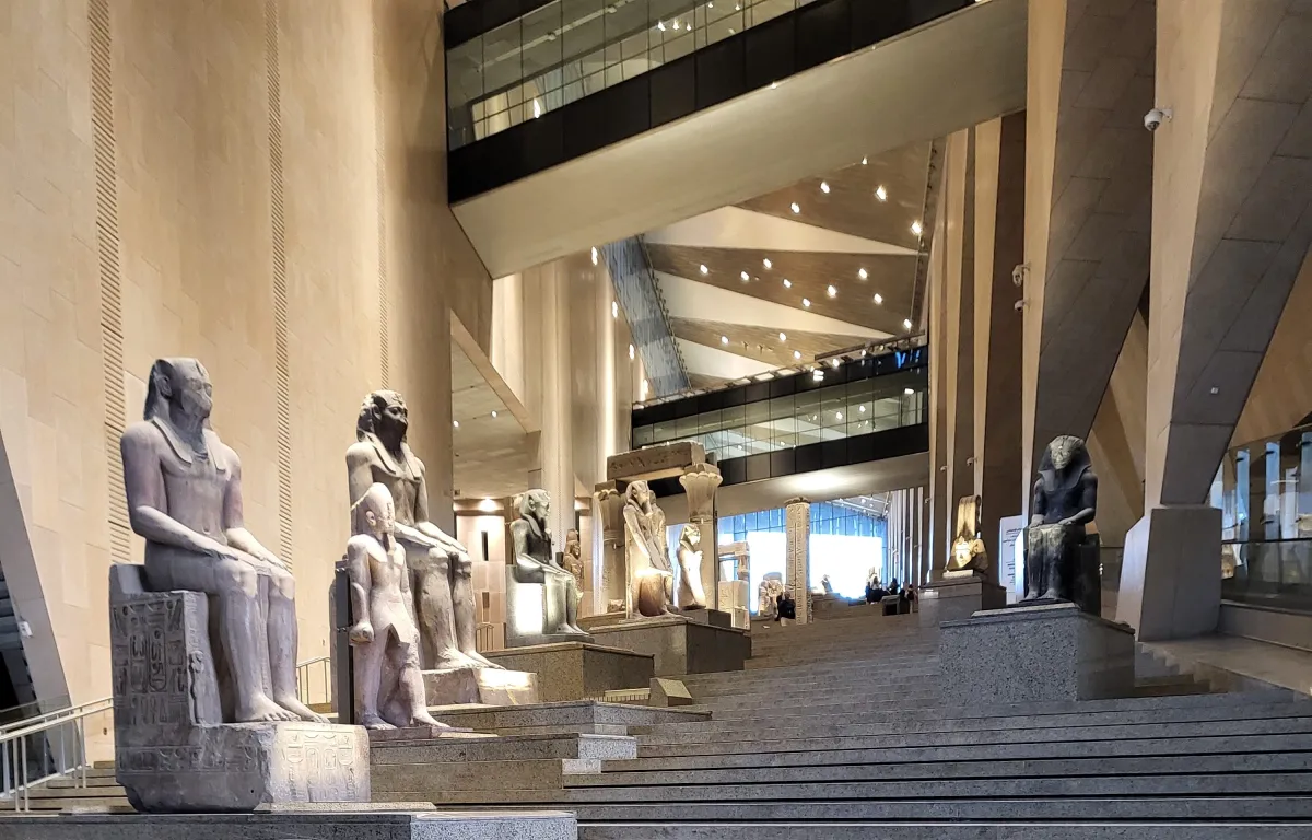 Grand escalier du Grand Egyptian Museum